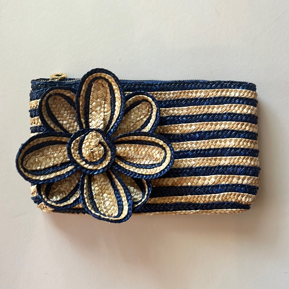 Trendy Rattan clutch